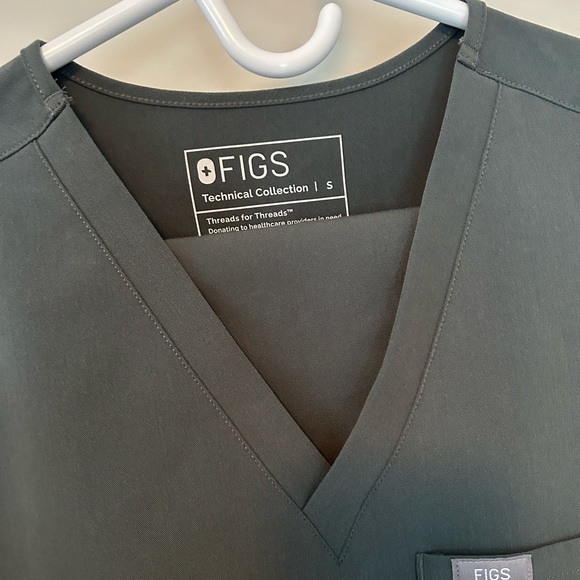 FIGS Women’s Scrub Set - Picture 2 of 6